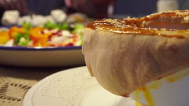 puf böreği avcılık çorbası üzerinde arka plan yemek bir kişinin