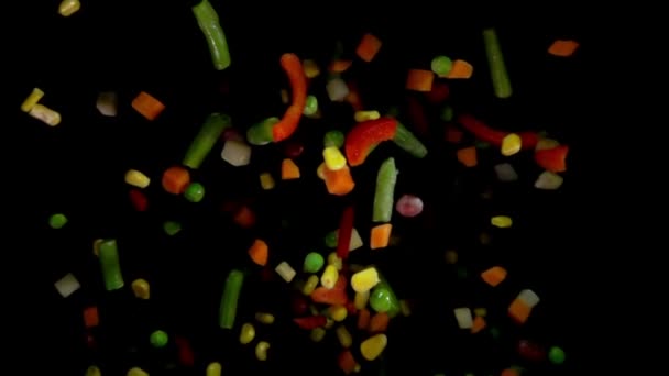 Mieszanki warzyw odbija się na kamery — Wideo stockowe
