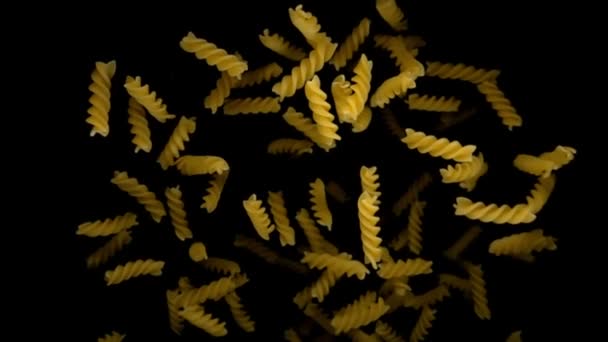 Pasta Fusilli studsar mot kameran — Stockvideo