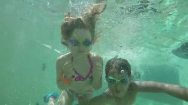kız ve erkek su altında yüzmek