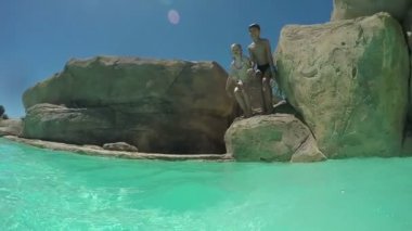 Kız ve oğlan suya atlama