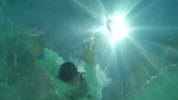 Вид из воды на солнечные лучи — стоковое видео