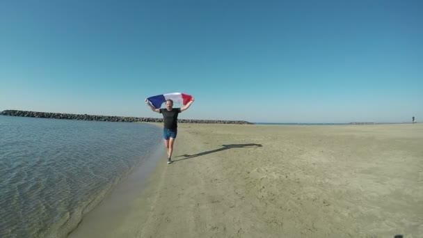 Egy ember fut betöltő Franciaország zászlaja — Stock videók