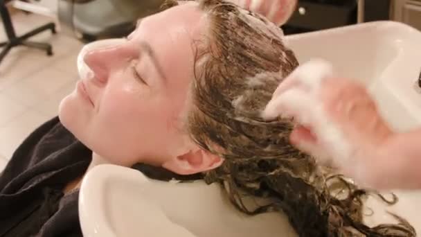 Salon fryzjerski mycia głowy klienta — Wideo stockowe