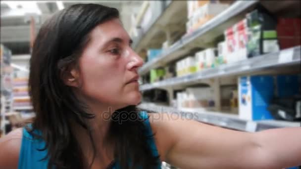 Kadın bir satın alma işlemi yaptığı mağaza — Stok video