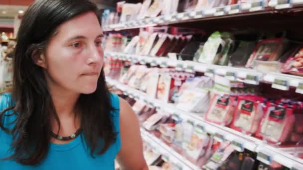 Жінка робить покупку в магазині — стокове відео