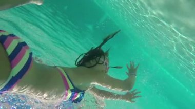 Kız suyun altında nefesini tutar