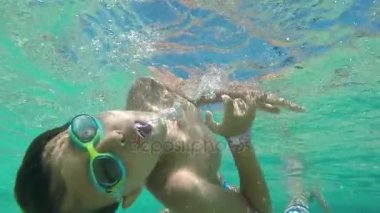 Çocuk su altında dönüyor