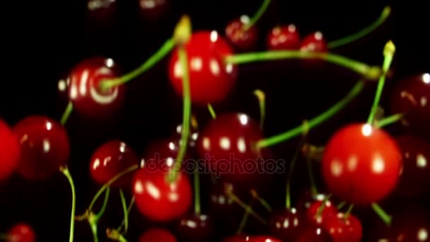 Zpomalený pohyb Cherry se otáčí ve vzduchu — Stock video