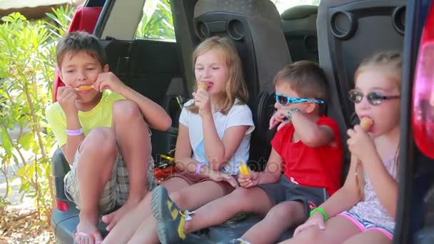 Παιδιά που τρώνε παγωτό — Αρχείο Βίντεο
