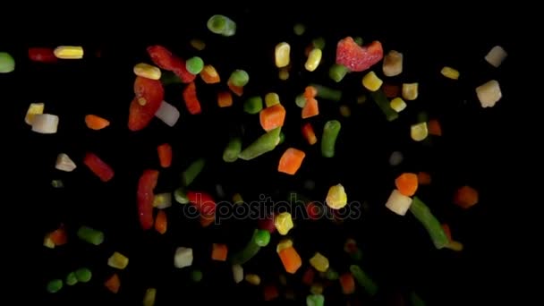 Mieszanki warzyw odbija się na kamery — Wideo stockowe