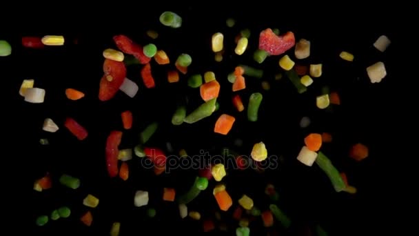 Mezcla de verduras rebota en la cámara — Vídeos de Stock