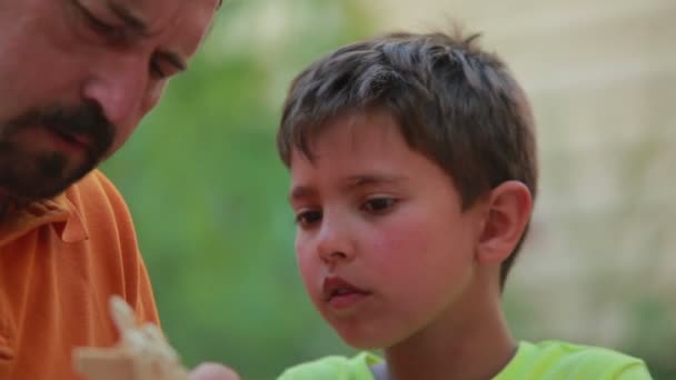 Cara de primer plano de niño y hombre coleccionando modelo — Vídeos de Stock