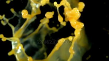 Portakal suyu Close-Up fotoğraf makinesine uçar