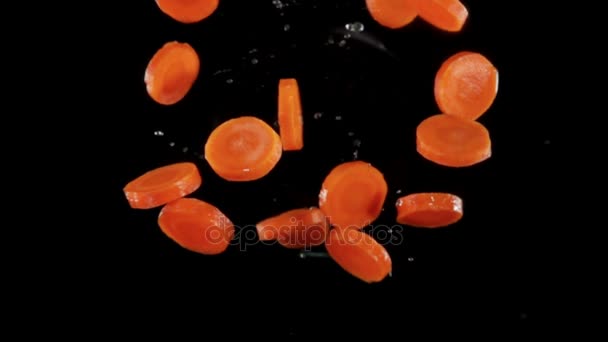 Pedazos de zanahoria rebotando contra la cámara — Vídeos de Stock