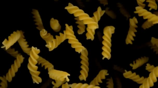 Pasta Fusilli studsar mot kameran — Stockvideo