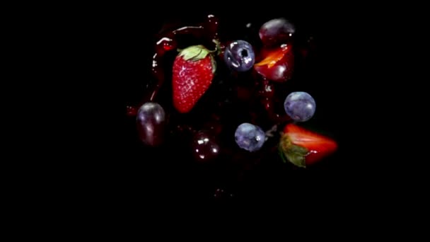 Mieszanych owoców jagodowych leci do kamery — Wideo stockowe