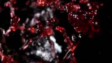 Üzüm suyu, kırmızı şarap kameraya uçar.