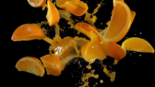 Tranches d'orange avec des mouches de juise à la caméra vole à la caméra — Video