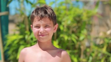 Neşeli çocuk gülümseyen ve başparmak gösterilmesini