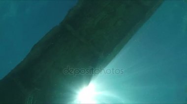 Adam dalış havuzu su altında