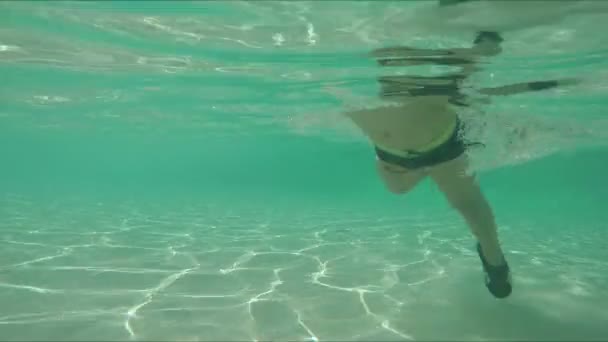 Malý chlapec je plavání pod vodou — Stock video