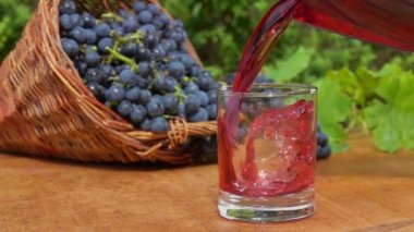 Yeni şarap bir bardak dökülür