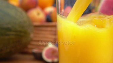 Portakal suyu bir bardak dökülür Close-Up