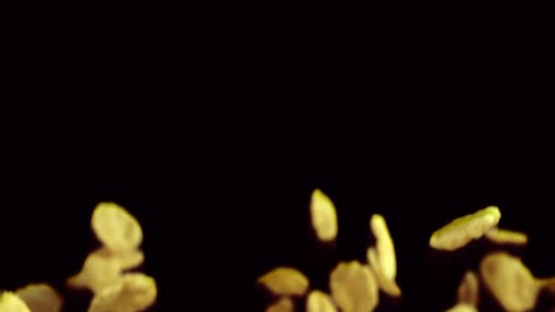 Flocons de petit déjeuner volent dans l'air sur un fond sombre 