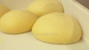 Şef pizza hamuru alır
