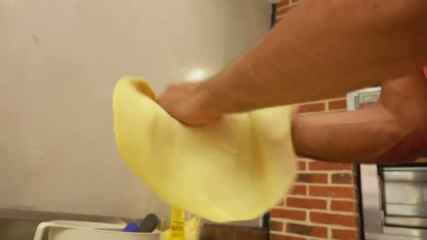Kockar händerna kasta pizza i luften — Stockvideo