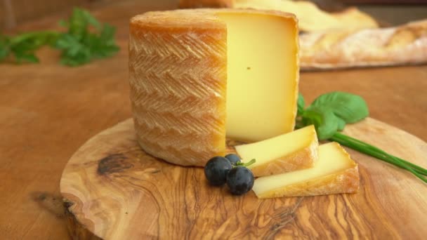 Hoofd Etorki kaas met een stuk uitgesneden — Stockvideo