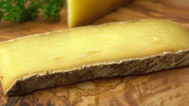 Koyun peyniri yeşillik ile lezzetli dilim