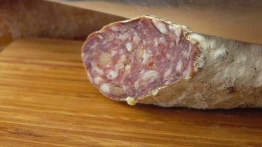 Şef Kızarmış sosis keser