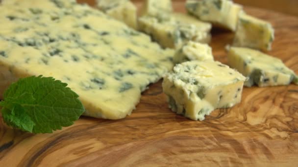 Kubussen van blauwe Roquefort kaas — Stockvideo