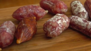 Çatal bir parça kızarmış sosis bir avuç alır