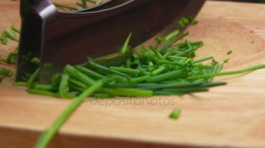 Tahtada dilimlenmiş yeşil soğan.