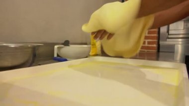 Yakın çekim el pişmiş pizza hamur