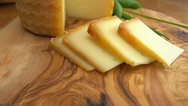 Tenedor toma pedazo de queso pasteurizado de leche de oveja — Vídeo de stock