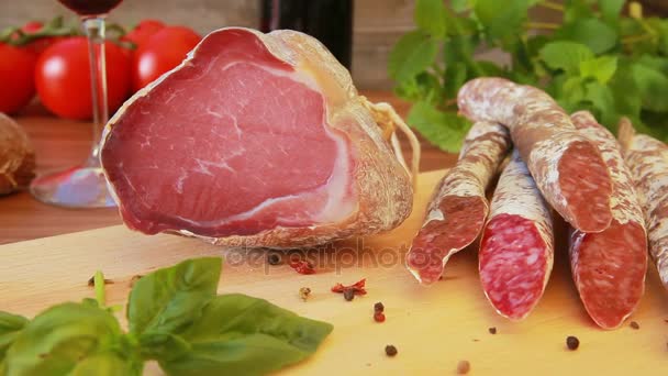 Вкусные вяленые колбаски из салями — стоковое видео