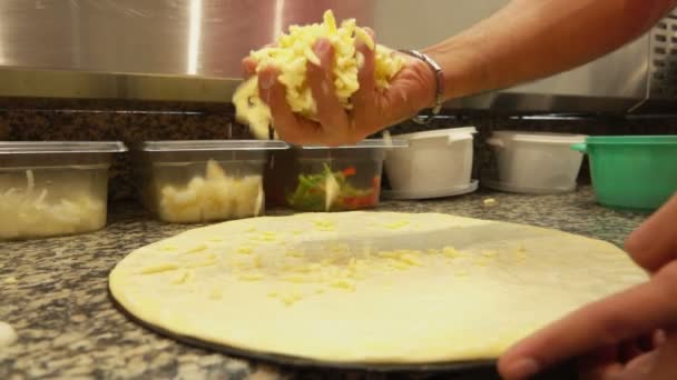 Рука поклала начинку над тістом для піци — стокове відео