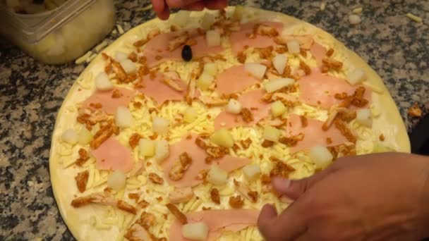 Hand legte die Füllung über den Teig für die Pizza — Stockvideo