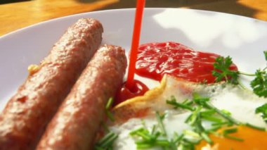 Ketçap sosis dökülen