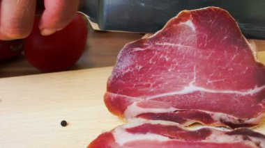 Kızarmış et bir bıçakla dilimlenmiş