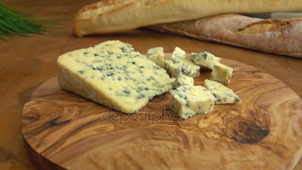 Голубой сыр Рокфор на доске с багетом — стоковое видео