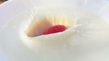 Çilek kremalı bir kasede düşen yarısını