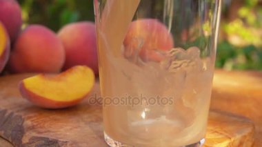 Şeftali suyu close-up bir cam içine döktü