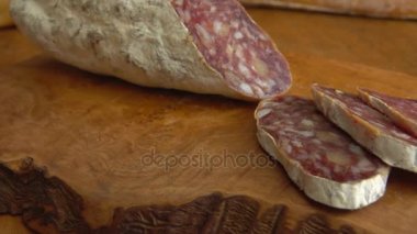 Çatal biteviye-in pişmemiş Kızarmış sosis alır