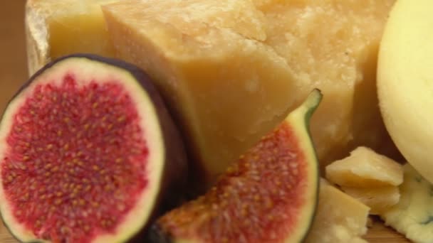 Gros plan sur la plaque de fromage et les figues — Video