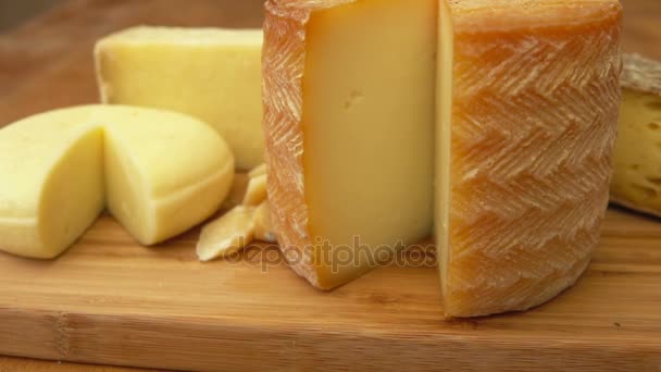 Francés de queso sobre una mesa de madera . — Vídeos de Stock